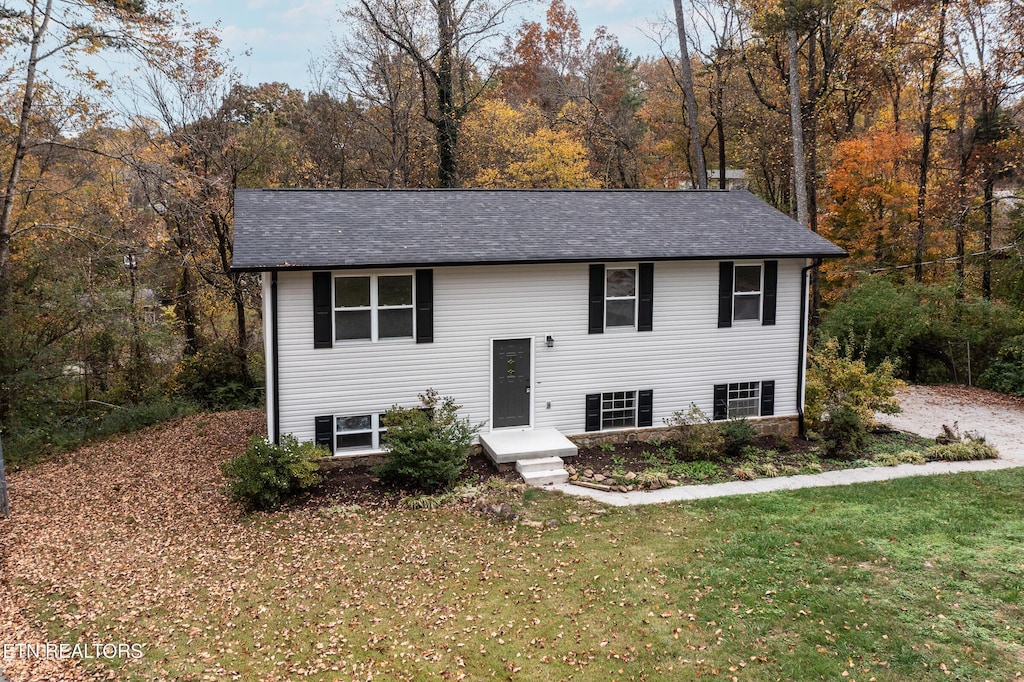 split foyer home with a front yard