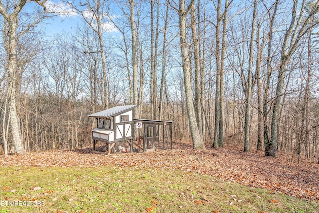 view of yard featuring an outbuilding