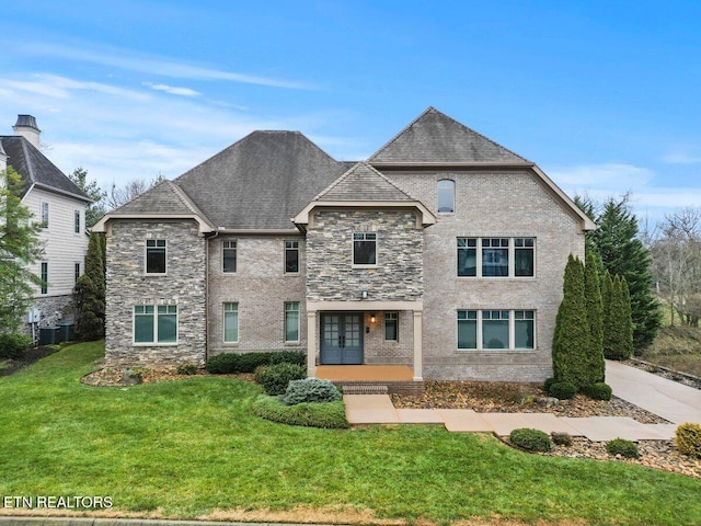 view of front facade with a front lawn