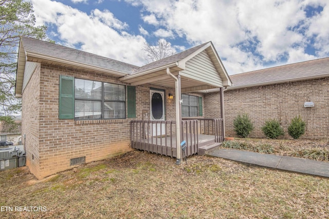 view of front of property featuring covered porch and a front lawn