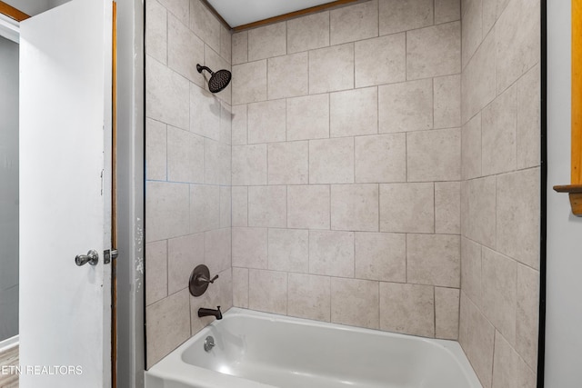 bathroom featuring tiled shower / bath combo