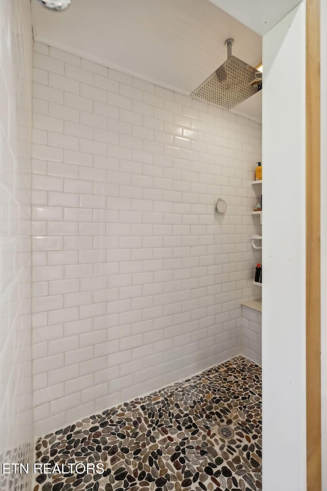 bathroom featuring a tile shower