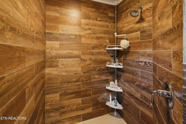 bathroom featuring a tile shower