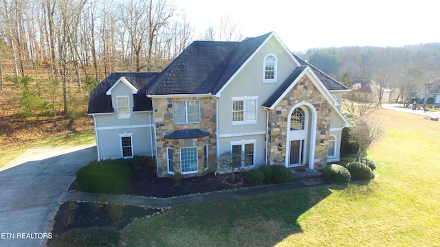 front facade featuring a front lawn