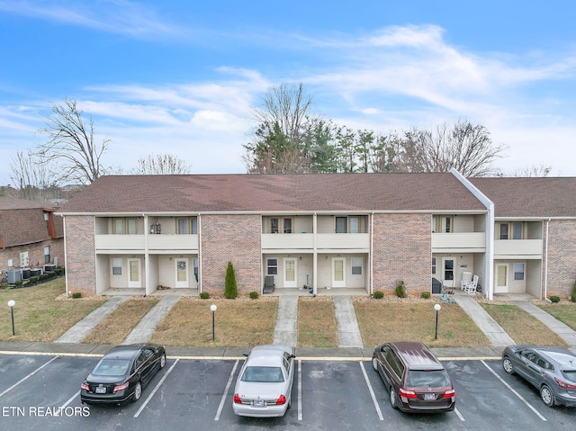 view of front of property featuring a front lawn