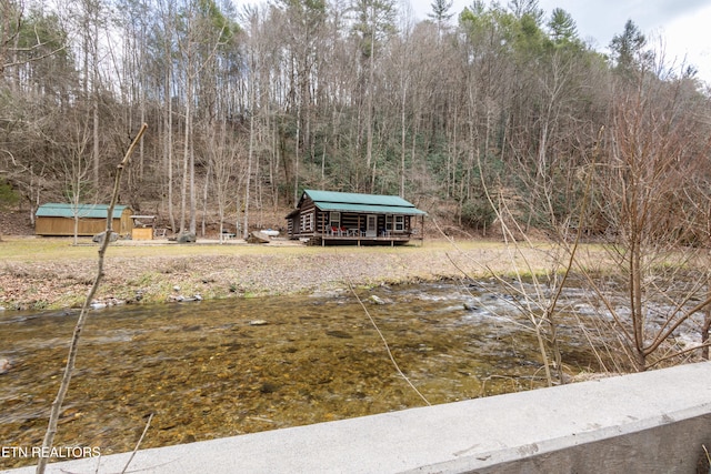 view of yard featuring a water view