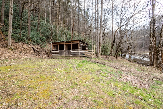 view of yard with an outdoor structure