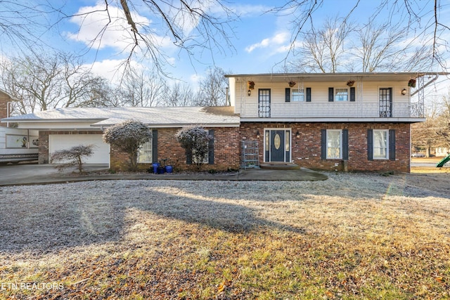 view of front of home featuring a garage and a front yard