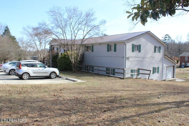 view of front of home featuring a garage and a front yard