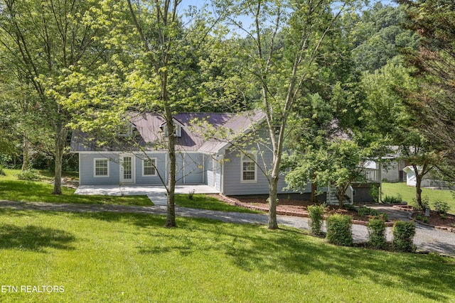 view of front of house featuring a front lawn