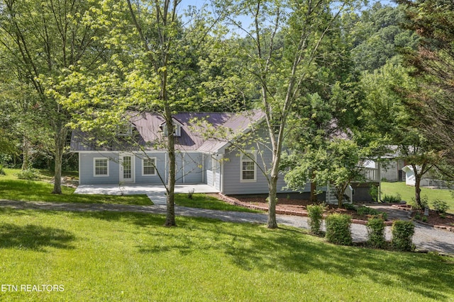 view of front of house with a front lawn