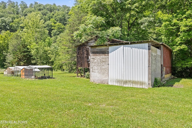 view of yard with an outdoor structure