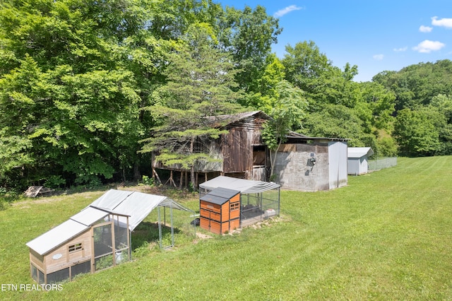 view of yard with an outbuilding