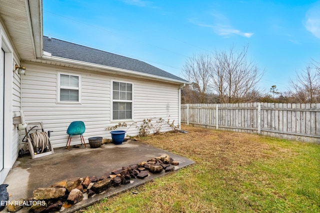 view of yard featuring a patio area