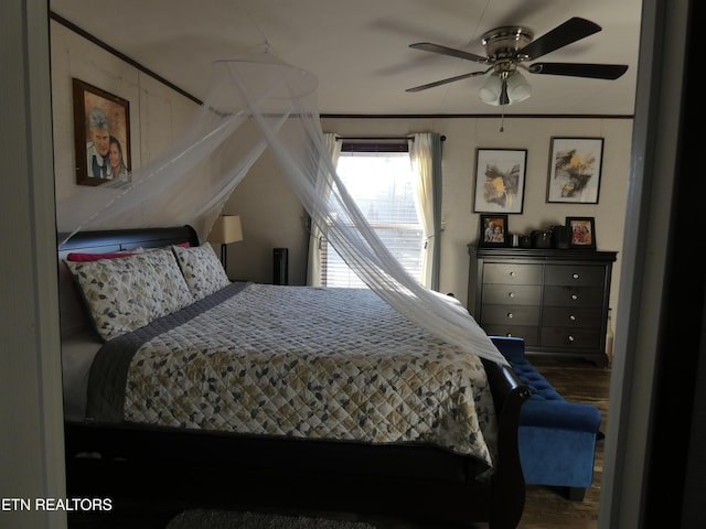 bedroom with ceiling fan