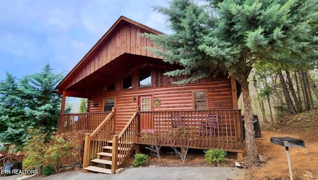 view of front facade featuring a wooden deck