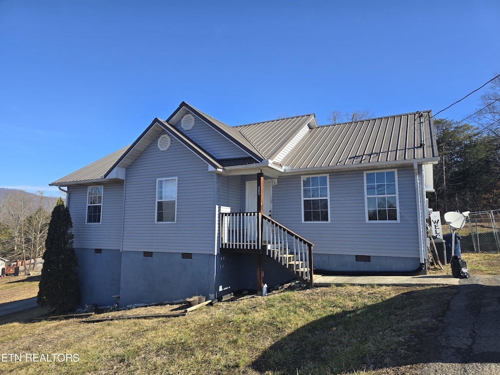 view of front of home with a front lawn