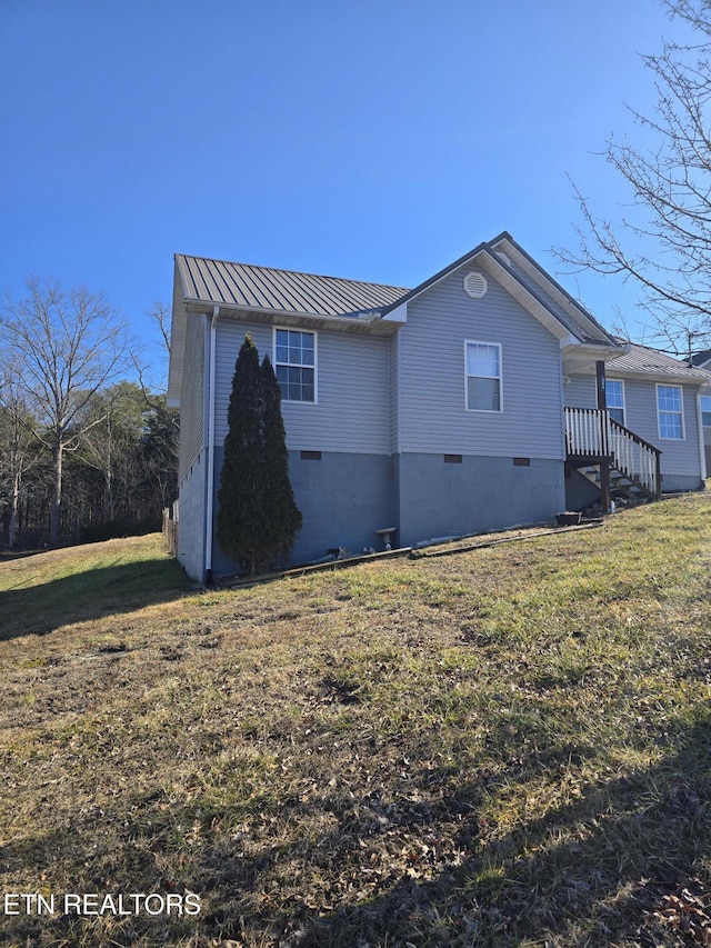 view of side of property featuring a yard