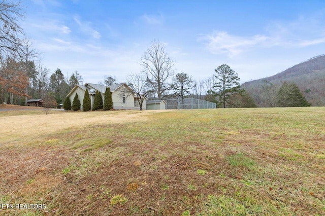 view of yard featuring a mountain view