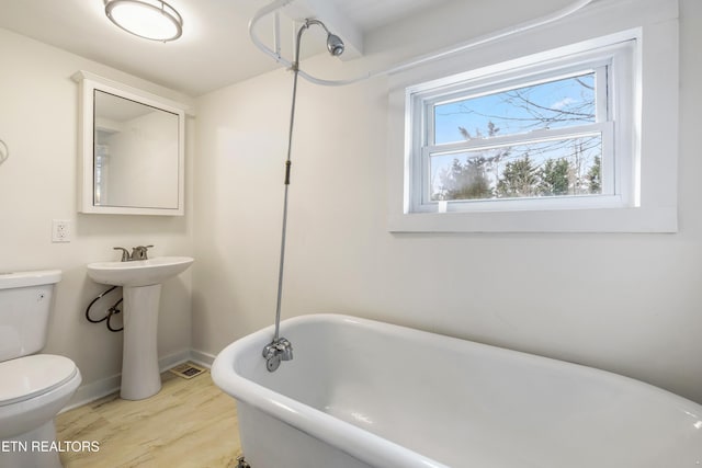 112 E Inskip Dr, Knoxville, TN 37912 - bathroom featuring a freestanding bath, toilet, baseboards, and wood finished floors