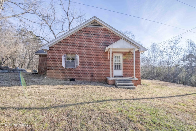 view of front of home featuring a front lawn