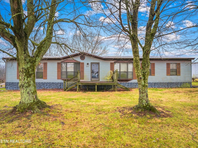 manufactured / mobile home with a front yard