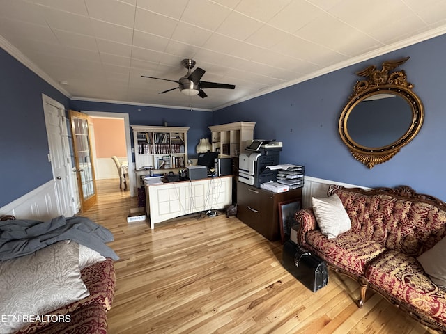 living room with crown molding, ceiling fan, and light wood-type flooring