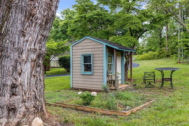 view of outdoor structure with a yard