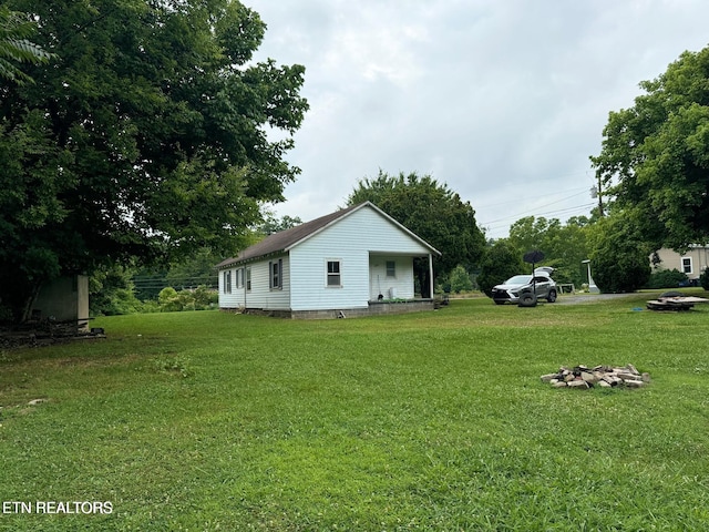 view of side of property featuring a lawn