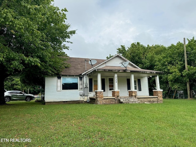 view of front of property featuring a porch and a front lawn