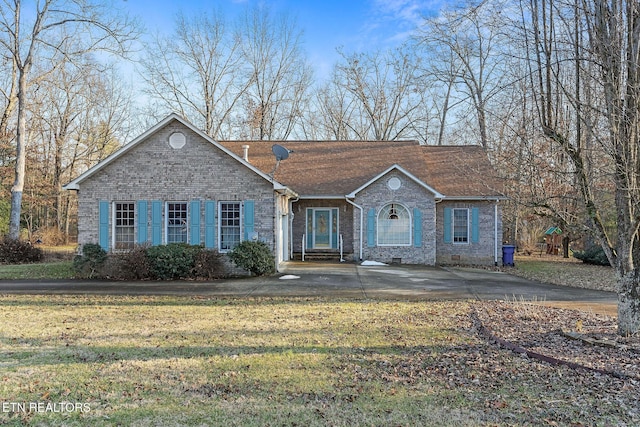 single story home featuring a front lawn