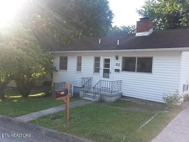 view of front of house featuring a front lawn