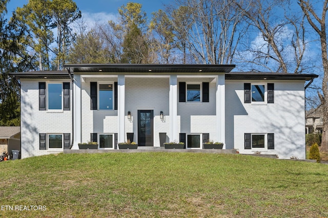 view of front of property featuring a front yard