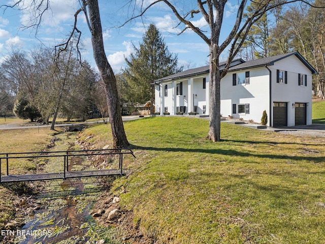 view of front facade featuring a garage and a front yard