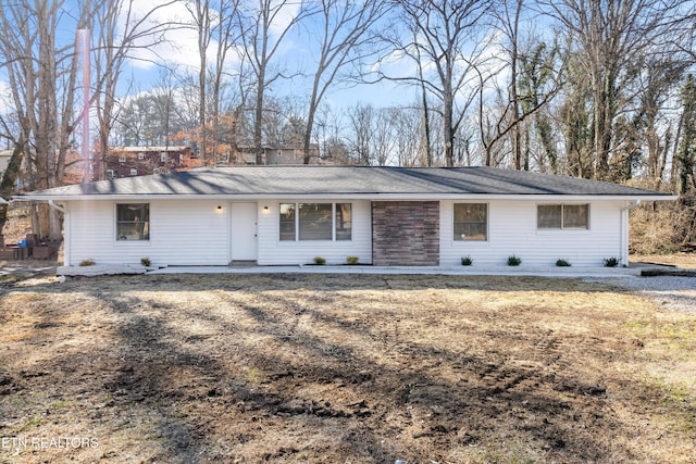 ranch-style house featuring a front lawn