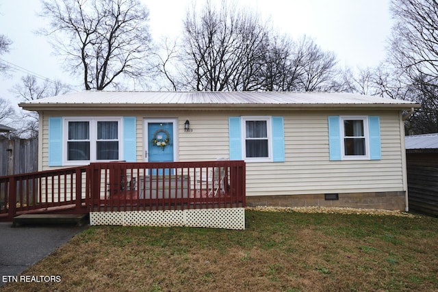 view of front of house featuring a front lawn