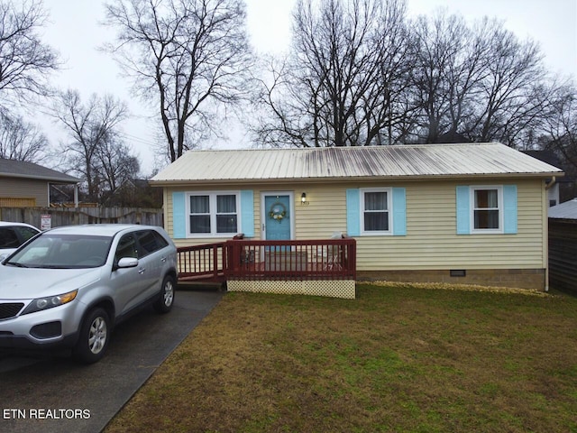 view of front of home featuring a front yard