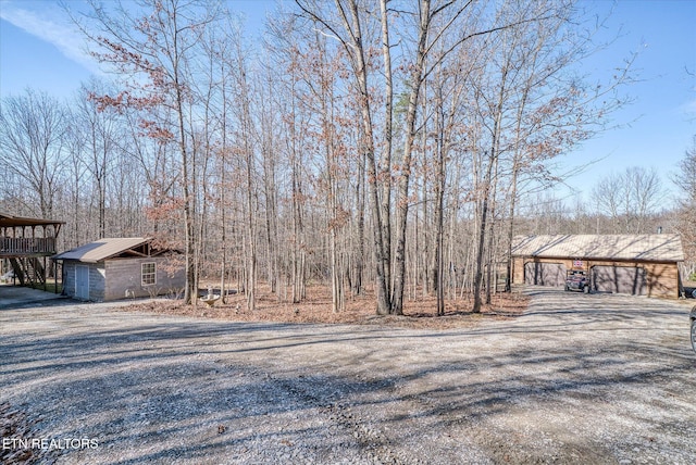 view of yard with an outdoor structure