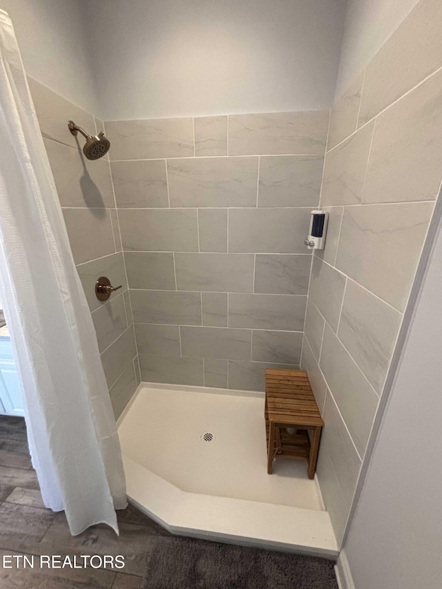 bathroom featuring a shower with shower curtain