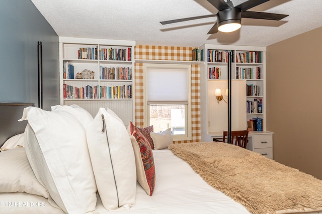 bedroom featuring ceiling fan and a textured ceiling