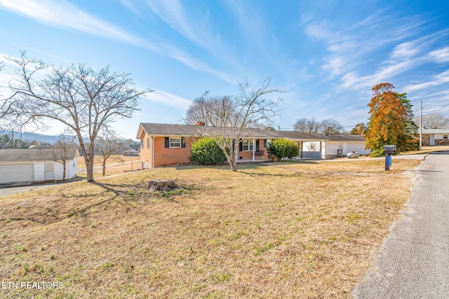 single story home featuring a front lawn