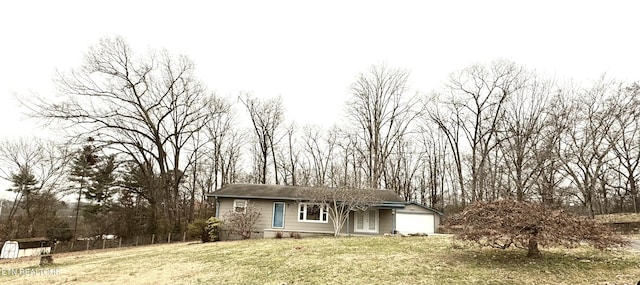 view of front of property featuring a garage and a front yard