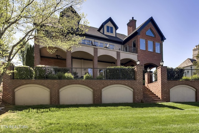 view of front of property with ceiling fan and a front yard