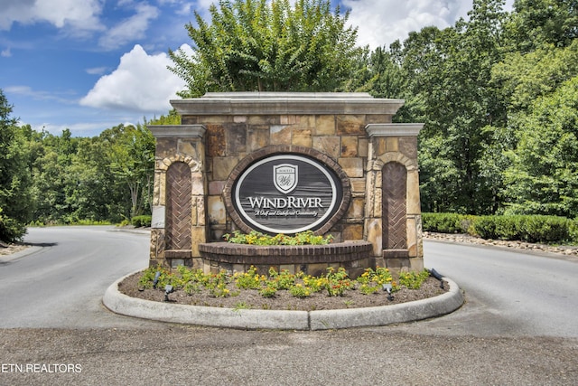 view of community / neighborhood sign