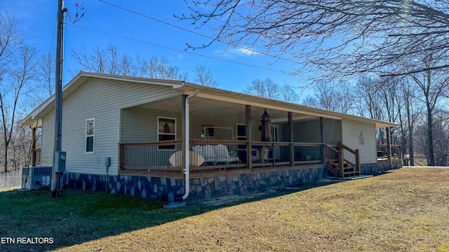 view of front of house featuring a front yard and ceiling fan