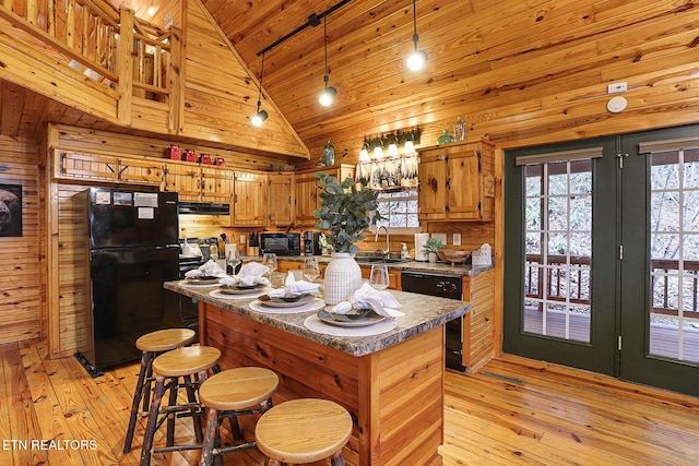 kitchen featuring wooden ceiling, light hardwood / wood-style floors, sink, and black appliances