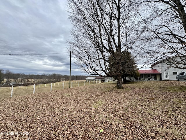 view of yard featuring a rural view