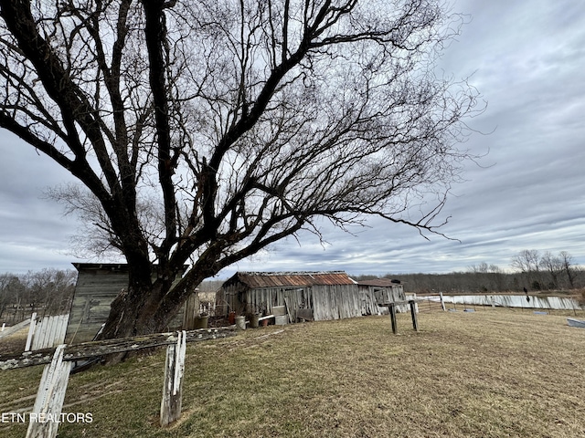 view of yard featuring an outdoor structure