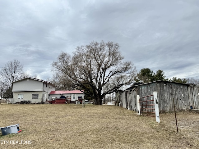 view of yard featuring an outdoor structure