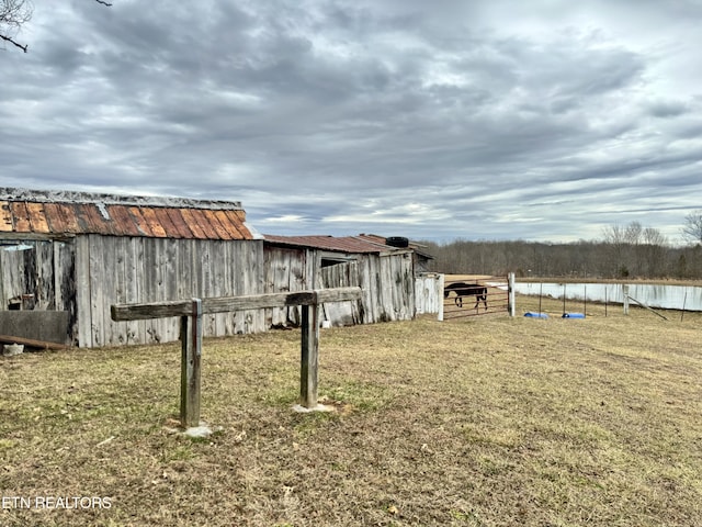 view of yard featuring an outdoor structure and a water view